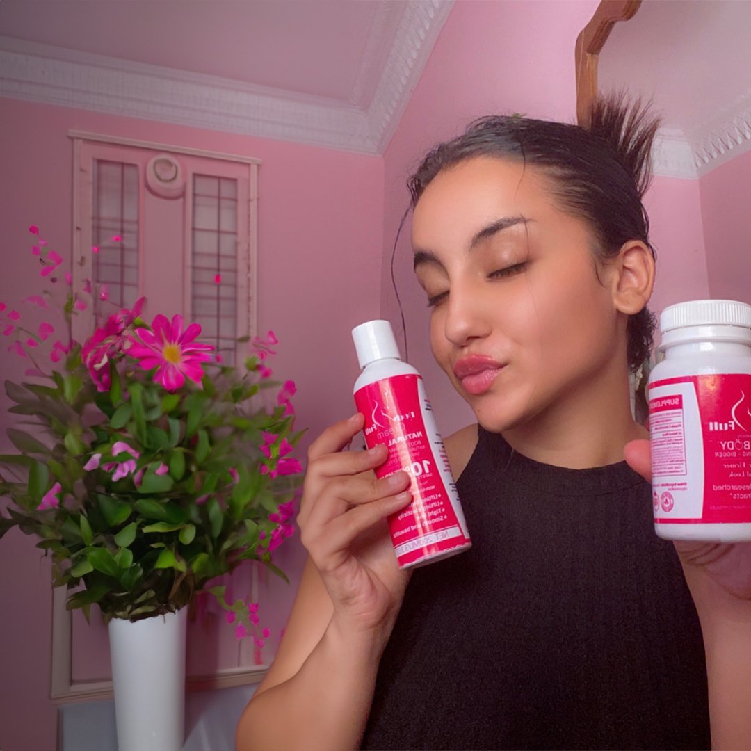 فتاة مغربية تحمل مكمل وكريم فيلفيا بسعادة – حل طبيعي فعال لتكبير الأرداف والصدر وتحسين شكل الجسم الأنثوي