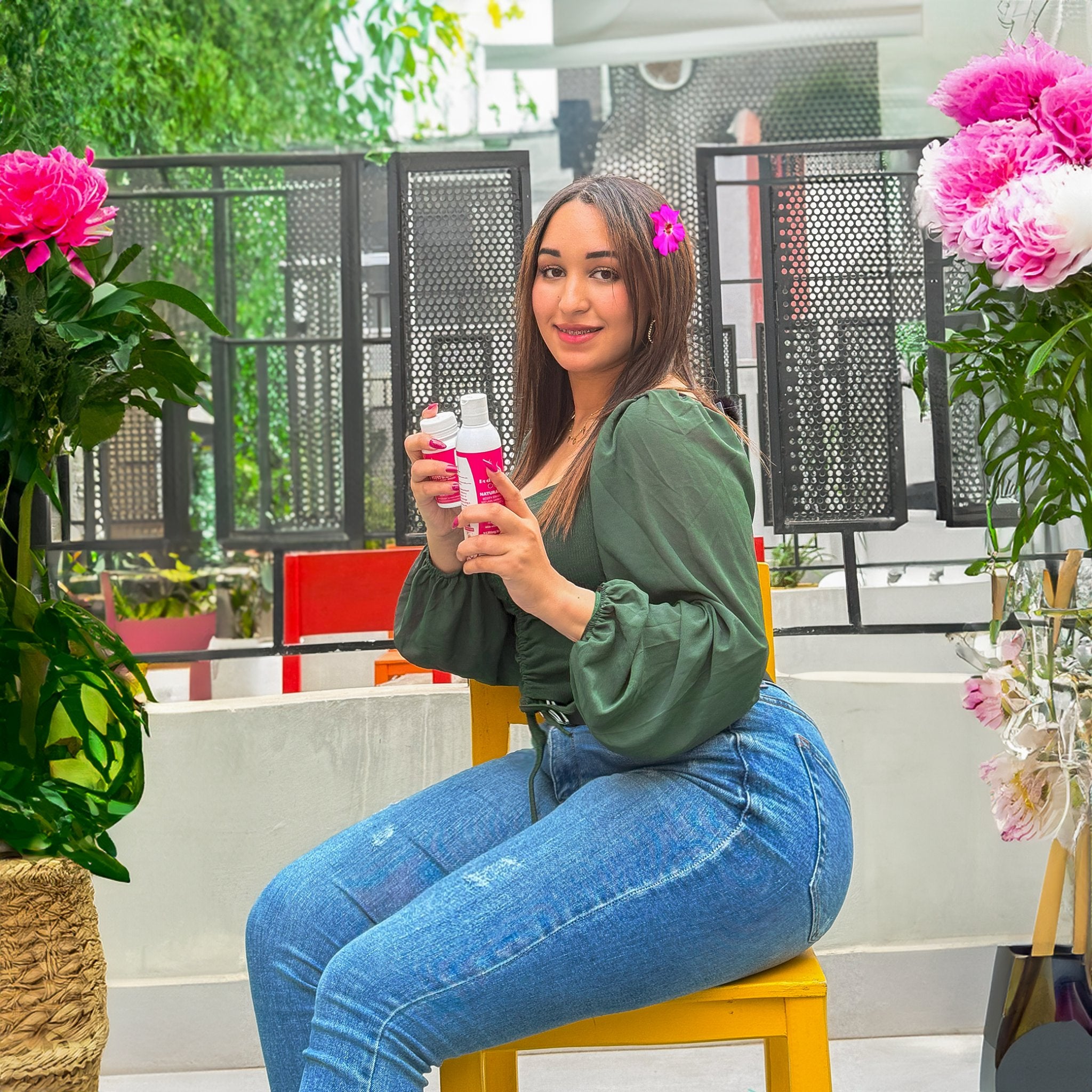 فتاة مغربية تحمل منتجات فيلفيا لتكبير المناطق الأنثوية – وصفة طبيعية وآمنة لزيادة الأرداف والمؤخرة والصدر – حل مثالي للحصول على جسم أنثوي متناسق